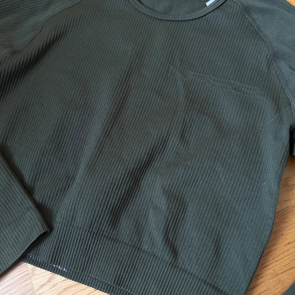 Mörkgrön ribbad croppad tröja - 1