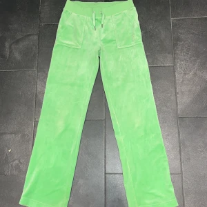 Gröna byxor Juicy Couture S - Säljer mina gröna juicy couture byxor då dom inte används längre🥰