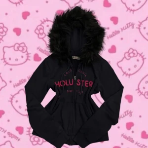 hollister fur hoodie - svart hollister zip up hoodie med fur !! storlek S ❤️ (bilderna är från gamla säljaren jag köpte tröjan av!!)