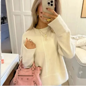 Zara stickad tröja - Stickad tröja från Zara med streck på, den har små slitsar på sidorna och är lite nopprig💘💞