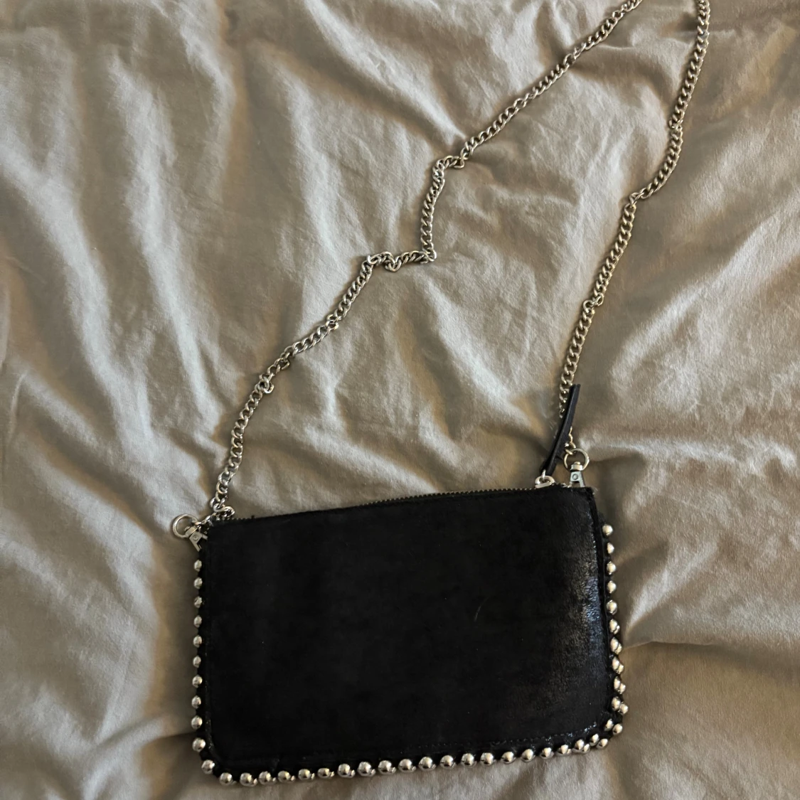 Svart axelväska med silverkedja - 1