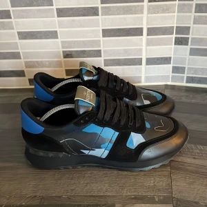 Valentino Rockrunners  - Ett par Valentino Garavani Rockrunners i storlek 40 passar även 42/41 stora i storleken, nästan nya !!! Äkta!!! Allt ingår!!! Pris kan diskuteras vid snabb affär 