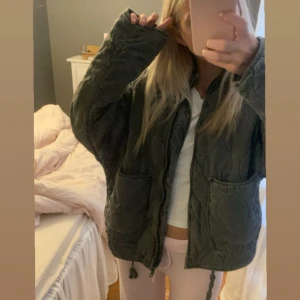 Grå quiltad jacka ZARA - Säljer denna gråa quiltade jackan från Zara som är Såå fin💗, säljer då jag råkade köpa en två, kontakta om du har några frågor! (pris kan diskuteras)