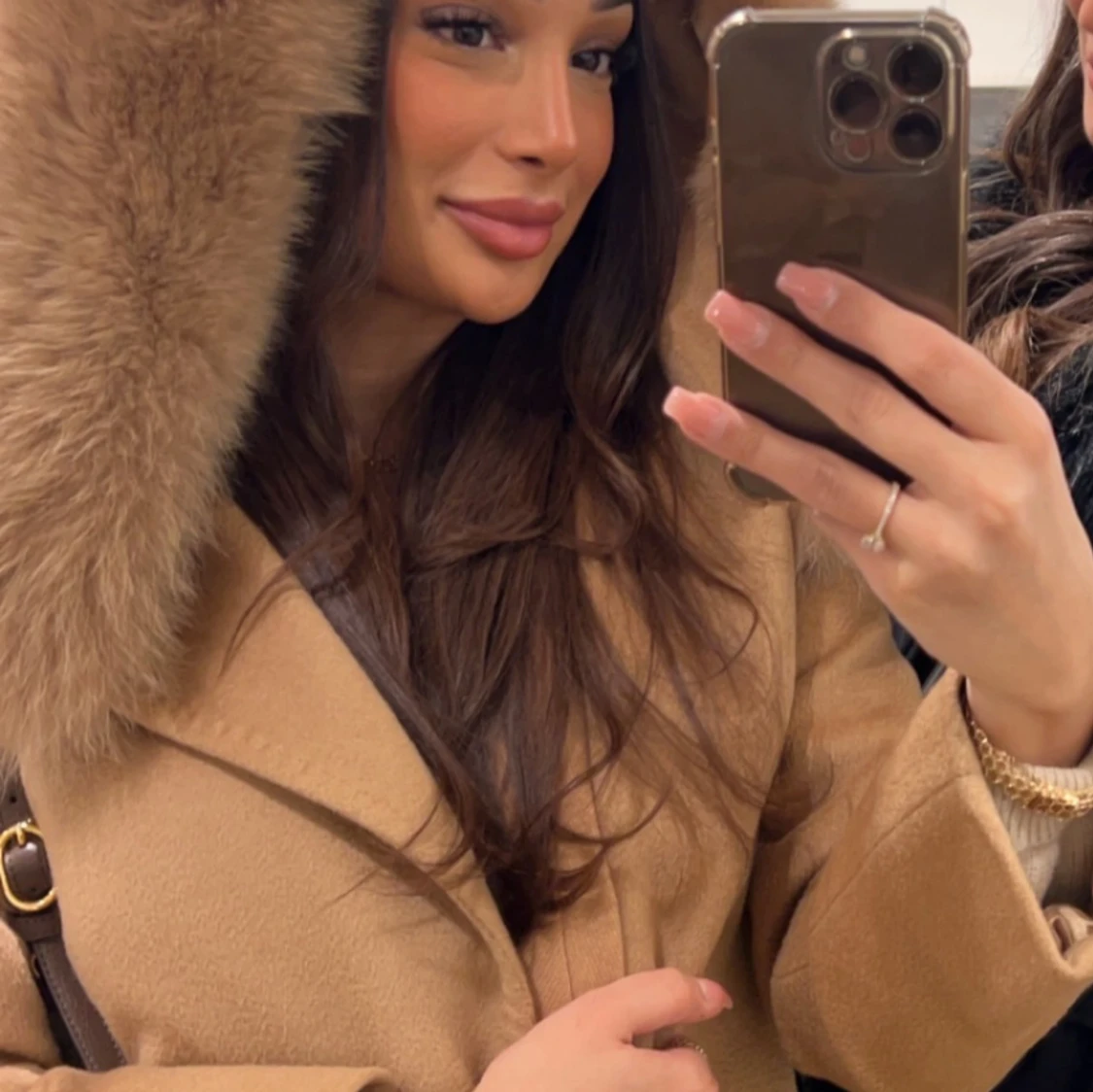 Beige ullkappa med äkta päls från Hollies - 1