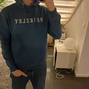Hoodie - En snygg Berkley hoddie. Använt ett par gånger. Fick den i present men får inte användning till den. Nypris 800kr.