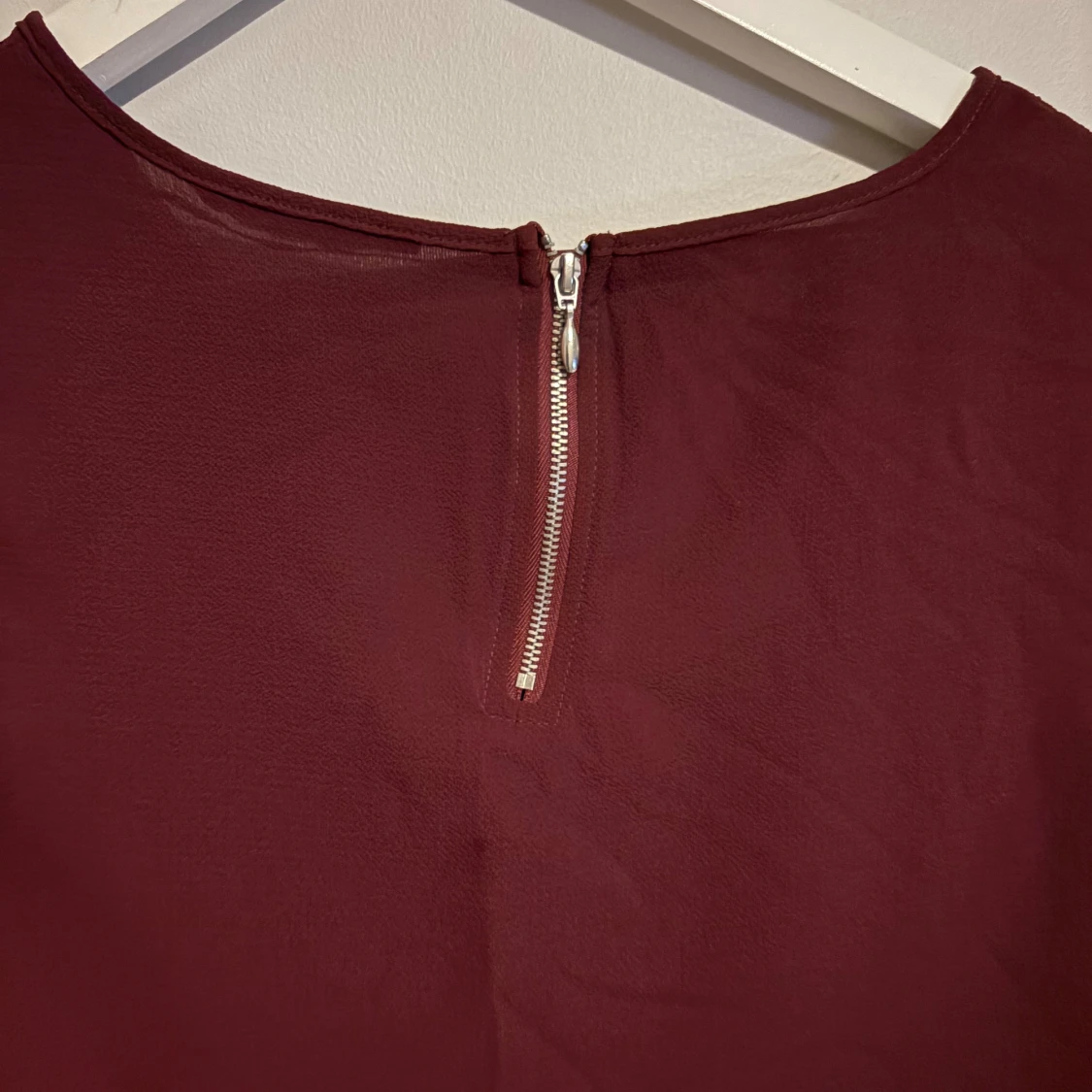 Vinröd blus från ONLY med dragkedja - 1