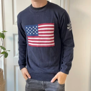 Gant Mörkblå usa flagga tröja L - Gant Mörkblå usa flagga tröja L, inga defekter😊, modellen är 180,75 kg. Kom med frågor 🙏 lite mer fin stickad 