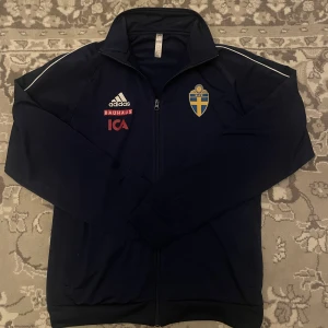 Fotbollströja från Adidas  - Fotbollströja i storlek L. Perfekt för de kyliga dagarna ute på planen! Inga defekter, i nyskick🤝