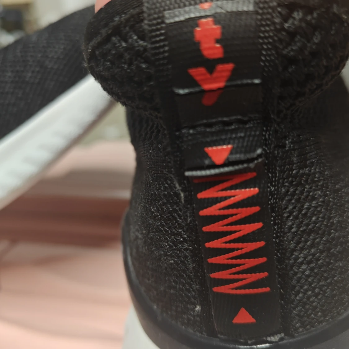 Svarta sneakers från Vty strl 45 - 1