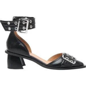 Ganni pumps med stora spännen - Snygga pumps från Ganni i mörkblått denim med stora silverspännen och nitar både vid ankeln och framtill. Skorna har spetsig tå, låg klack och öppen design vid sidorna. Perfekta för dig som vill sticka ut med en edgy och trendig look.