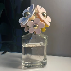Marc Jacobs Daisy Eau So Fresh - Daisy Eau So Fresh från Marc Jacobs som inte kommer till användning 2/3 kvar i flaskan, kom gärna med frågor eller bud☺️