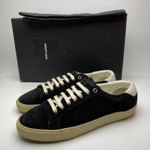 Saint Laurent skor  - Hej! Säljer nu dessa sjukt snygga ysl skor. Skorna är i fint skick! Har ett begränsat antal boxar och dustbag! Hör gärna av dig vid frågor!