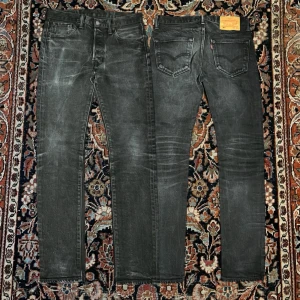 Vintage Levis 501s - Sjukt snyggt tvättade Levis 501. Svarta jeans med en tvätt är inte alltid man hittar så passa på! Dessa har en lite mer slim passform än vanliga 501s anledning vet jag inte. Mått: Midja: 39cm Längd: 100cm  Benöppning: 15cm