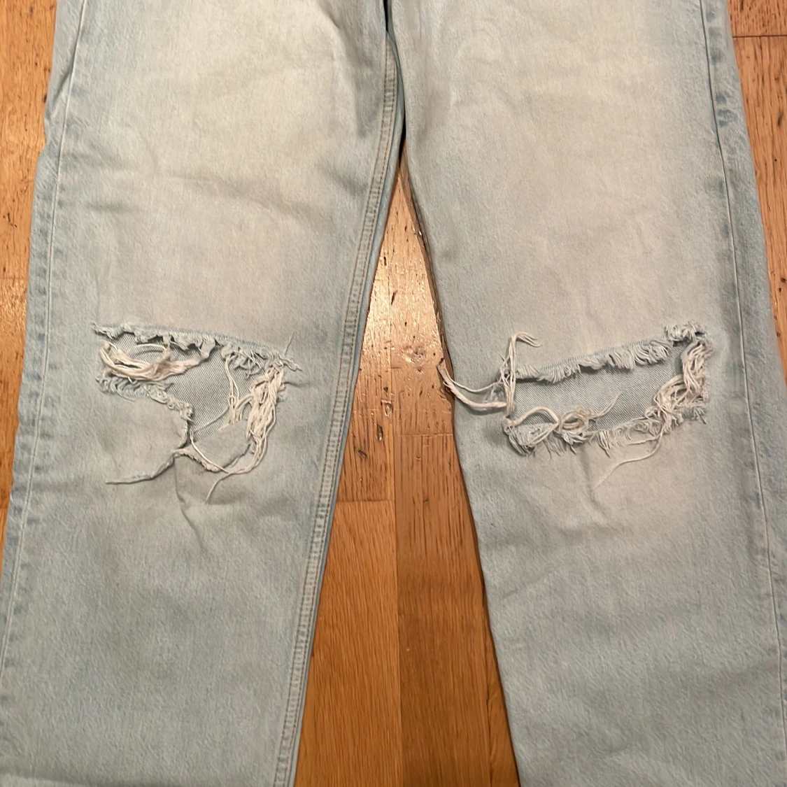 Ljusblå ripped jeans från Gina Perfect Jeans - 3