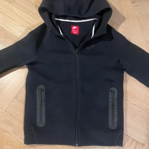 Nike tech fleease 147-158 - Svart Nike tech ✅ Nypris 1200, vårt pris 399✅Använd 1-2 gånger✅Såklart ekta💫 Skriv om några funderingar eller prisförslag✅