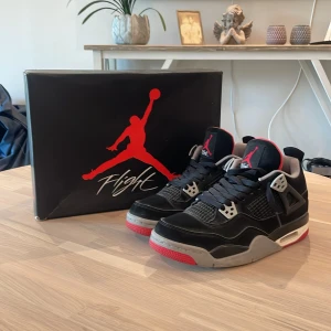 Nike Air Jordan 4 Retro Black/Red - Säljer ett par ikoniska Nike Air Jordan 4 Retro i svart med röda och grå detaljer. Skorna har meshpaneler, snörning och synlig Air-sula. Klassisk Jumpman-logga på plösen och Nike Air på hälen. Perfekta för dig som vill sticka ut med en tidlös sneaker. Ny pris ungefär 4999kr mitt pris 799🥳