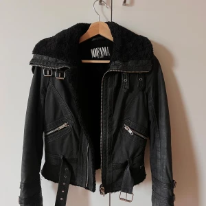 Jofama by Kenza shearlingjacka  - Svart, äkta läder. Storlek 34 i mycket bra skick! Den är av kortare modell med skärp i midjan, djupa fickor och fodrad 💞 