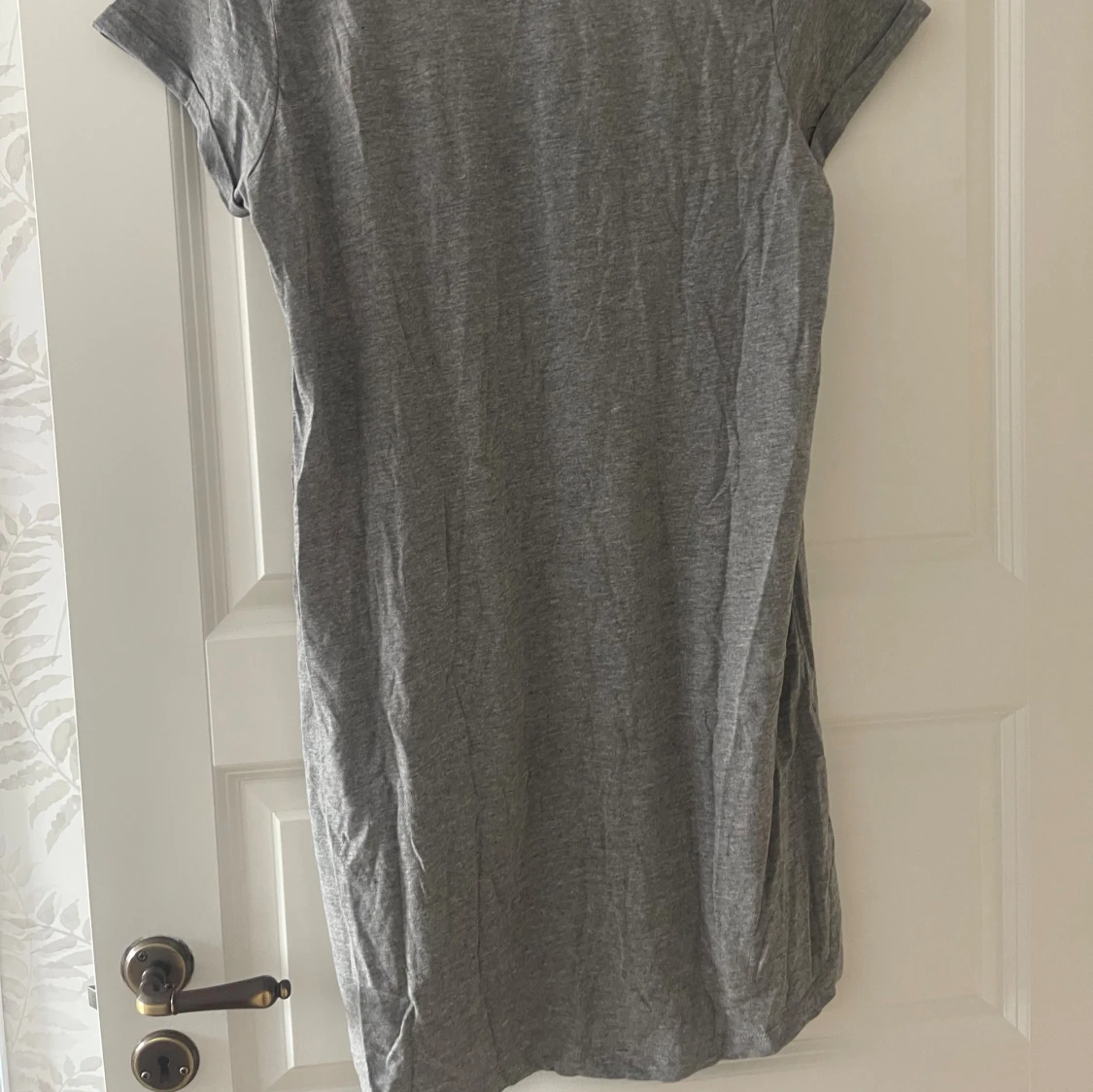 Grå t-shirtklänning med tryck - 1