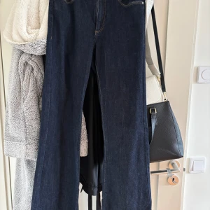 Mörkblå jeans från ONLY bootcut - Snygga mörkblå jeans från ONLY med klassisk bootcut-modell. Stretchig denim för skön passform. Säljes då dom tyvärr är för korta för mig. använda 1 gång.