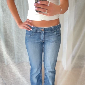 Lågmidjade blå bootcut jeans - Så fina lowaist bootcut jeans med många knappar framtill! 🌸  Märke: Tkolp Färg: Mörkblå 💙 Material: Stretch  Midjemått: 38 cm Innerbenslängd: 81 cm  Vid frågor är det bara att höra av sig! 😊 Bundle = rabatt  💕 