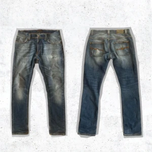 Nudie jeans - Tja, säljer dessa feta Nudie jeans i storlek W30 L32, modell Tape Ted. Många lagningar men inga nuvarande skador, och e ganska använda och har en najs fade som ger ett mer unikt utseende! Hör av er vid frågor eller funderingar!