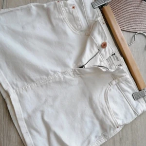 Vit jeans kjol - Snygg vit jeanskjol från Gina tricot, aldrig använd men ingen prislapp kvar! 🥰