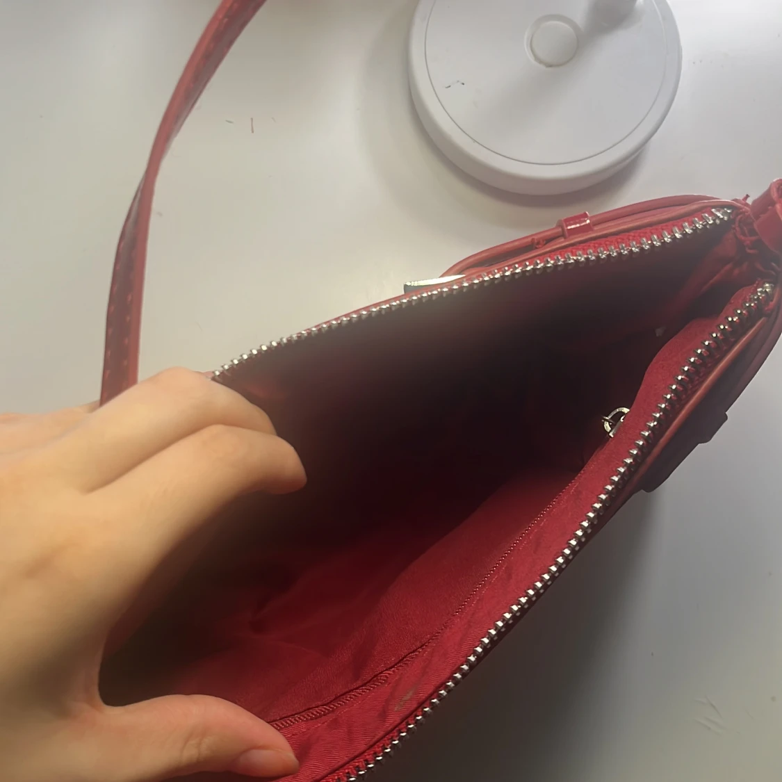 Röd axelväska med spänndetaljer - 2