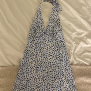  halterneckklänning från H&M Divided - Supersöt kort halterneckklänning från H&M Divided i vitt med blått blommönster💗