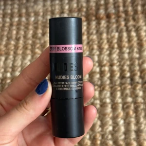 Nudestix Nudies Bloom Cherry Blossom Babe - Krämrouge i stickformat från Nudestix i färgen Cherry Blossom Babe, en fräsch rosa nyans. Kommer i svart hylsa med inbyggd sminkborste i ena änden för enkel applicering och blending. Perfekt för att få till ett naturligt glow på kinderna. Testad en gång på handen, men va inte rätt färg för mig 🌸