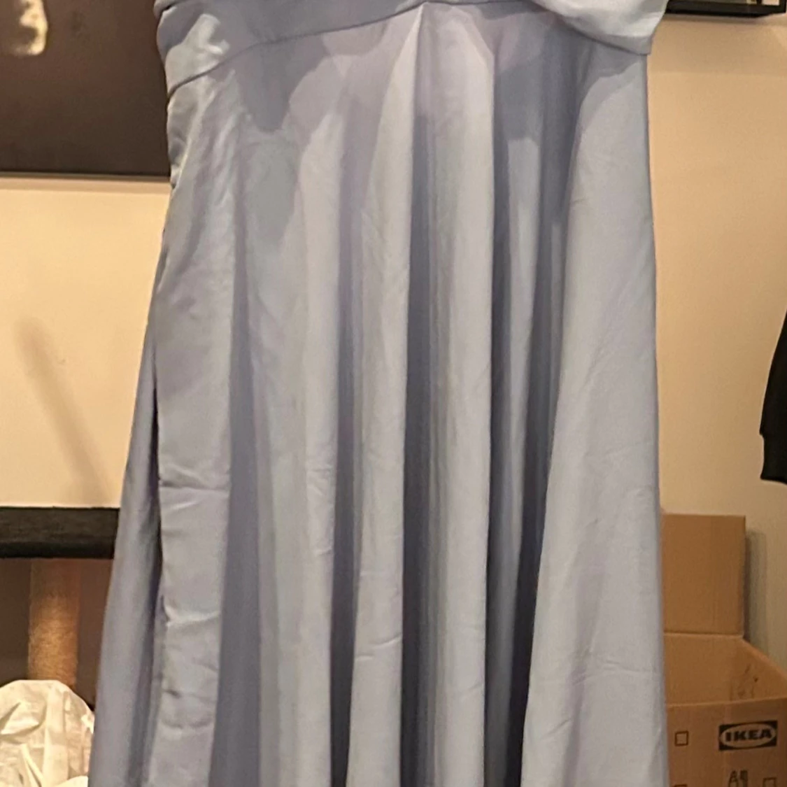 Blå klänning med öppen rugg 