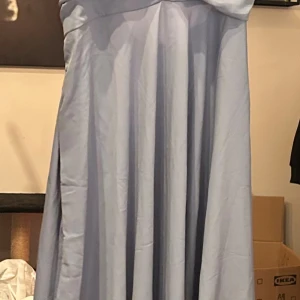 Blå klänning med öppen rugg  - Blå klänning endast testad med öppen rygg 