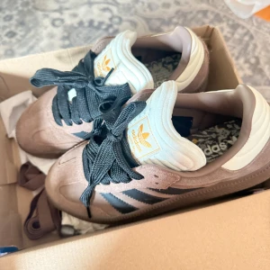 Bruna adidas sambas  - Säljer för mer än 50% av ordinarie pris, använda 2 gånger 💗💗små i storleken så skulle kunna säga att de är i storlek 41! 