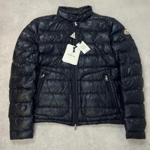 Moncler acorus down jacket - – Condition: 10/10 - brand new with tags  - Size: 4/XL & 3/L  – Retail price: 12 600 SEK  Please note that Moncler runs small, we recommend going up one size from your usual size.