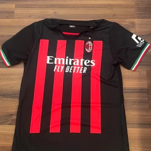 Ac Milan tröja  - Säljer min ac Milan tröja vill få bort den snabbt bara 