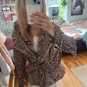 Leopardmönstrad trenchcoat med bälte - Snygg trenchcoat från 22 Maggio i leopardmönster med markerad krage, knytband i midjan och vid ärmslut. Storlek M💓💓