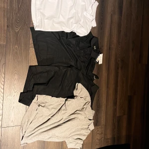 4 pack pikétröjor från Craft & Clique M - Säljer tre pikétröjor i storlek M: en vit, en svart och en ljusgrå. Två av tröjorna är från Craft och en från Clique. Alla har klassisk pikékrage, knappar framtill och korta ärmar. Perfekta för en clean och sportig look.