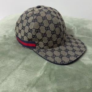 Gucci keps  - Säljer min gucci keps som jag inte använt. 