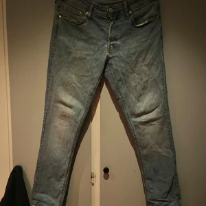 Ljusblå jeans från Jack & Jones - Säljer ett par ljusblå jeans från Jack & Jones normal passform. Jeansen har raka ben och är tillverkade i bomullsmaterial. Perfekta för dig som gillar en enkel och stilren look.