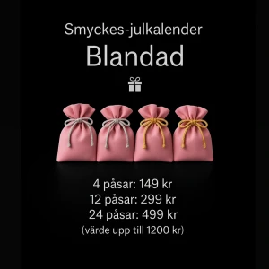 Julkalender  -  (Obs Förbeställning) 🎄✨ Smyckes-Julkalender ✨🎄 24 luckor fyllda med överraskningar – allt från örhängen, ringar, halsband till armband. Perfekt att ge bort eller unna sig själv i december! 🎁 Totalt värde: ca 900–1200 kr 💎 Innehåll: varierande smycken i stilren design 📦 Begränsat antal 📩 Skriv privat vid intresse! Vill du att jag gör flera olika versioner