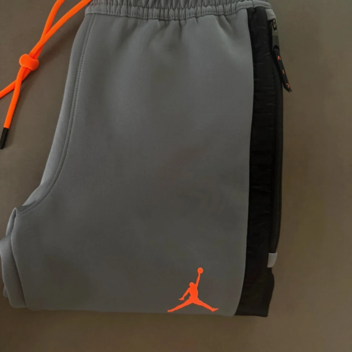 Grå Jordan hoodie med orange detaljer - 3