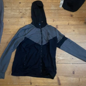 Maya delorez svart och grå tröja  - En bra tränings tröja att ha i stallet. Den är lite sliten efter som att den är ett par år men det är inga hål som jag kan hitta. 