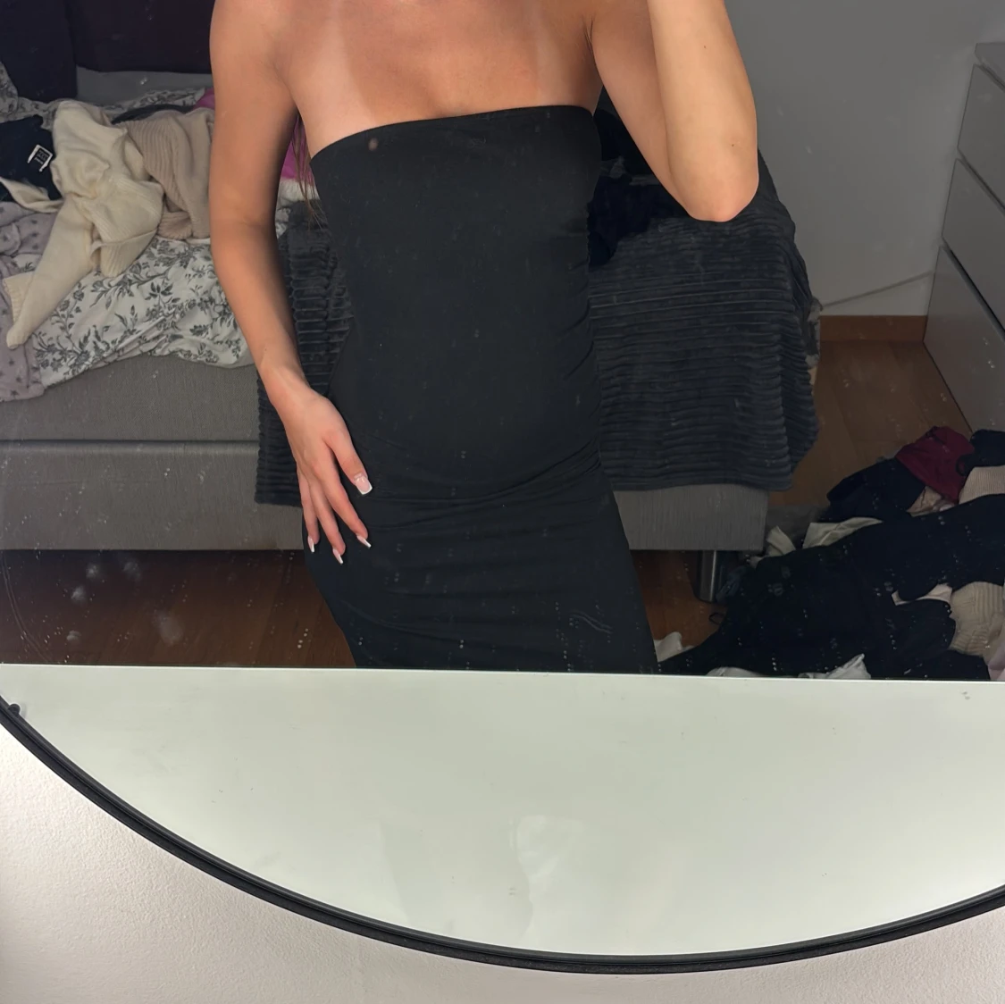 Svart axelbandslös långklänning - 1