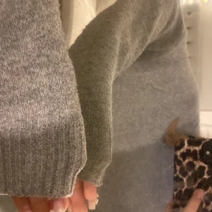 Grå stickad tröja från vero Moda - Mysig grå stickad tröja från vero moda med rund halsringning och ribbade muddar vid ärmslut och nederkant. Perfekt inför hösten!