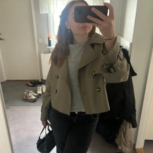Trenchcoat  - Grön trenchcoat i bra skick!