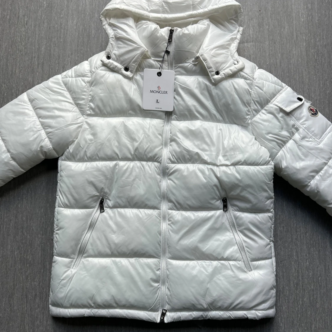 Vit Moncler pufferjacka med huva