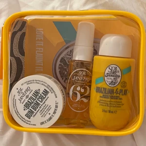 Sol de Janeiro bum bum jet set 62 - Kit från Sol de Janeiro med Brazilian Bum Bum Cream, Brazilian 4 Play Shower Cream-Gel och Cheirosa 62 Perfume Mist. Kommer i en snygg gul necessär. Produkterna har tropisk doft och krämig konsistens, perfekt för dig som älskar lyxig hudvård och fräscha vibes. Oanvänt! 