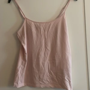 Ljusrosa linnetopp med smala axelband - Ljusrosa linne 