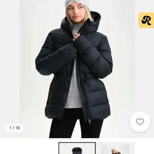 Svart pufferjacka med huva - Snygg svart pufferjacka med huva och dragkedja framtill. Jackan är som ny, använd ca 3 gånger. Storlek 32 men funkar även för 34/36