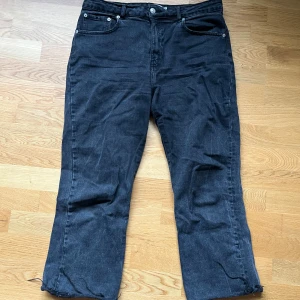 Svarta jeans  - Svarta jeansbyxor från Lager 157 ”Kick” med klassisk femficksdesign och raka ben. Strl L, fint skick!