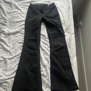 Svarta bootcut jeans från Vero Moda - Svarta jeans från Vero Moda. Stretchiga